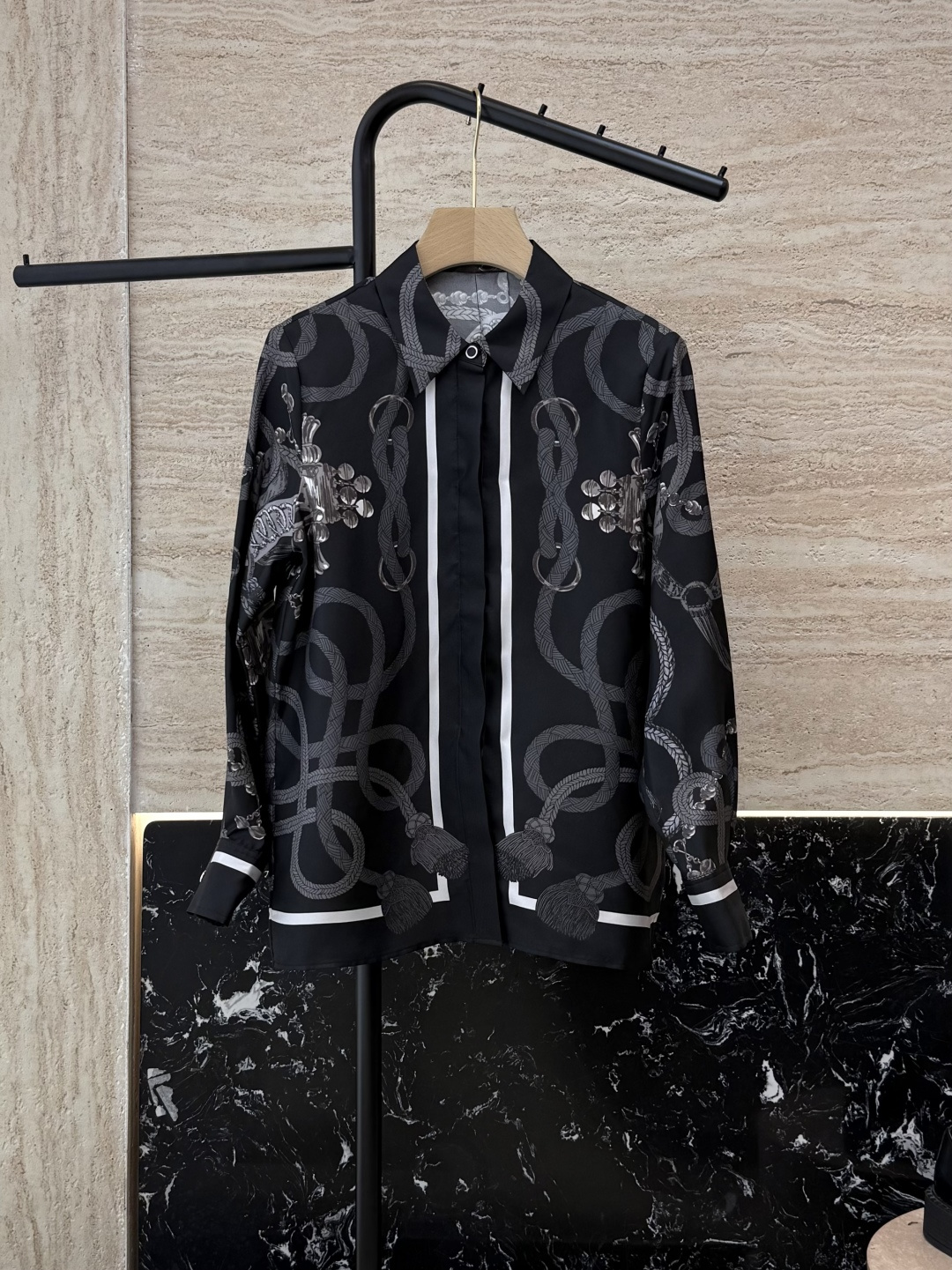 NO:466012,BS995# new shirt P H home Hermes positioning print Twill silk print Long-sleeved shirt Apricot black 36/38/40/42,,hermes,shirts,real silk,alexander wang19860909BS995#新款衬衫P H家 爱马仕 定位印花 斜纹真丝印花 长袖衬衫 杏色 黑色 36/38/40/42,,hermes,shirts,real silk,alexander wang,Women's clothing