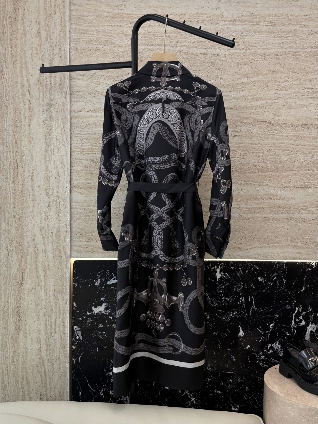 BS993#新款连衣裙💕H家 爱马仕 定位印花 斜纹真丝印花 长袖衬衫款连衣裙 杏色 黑色 36/38/