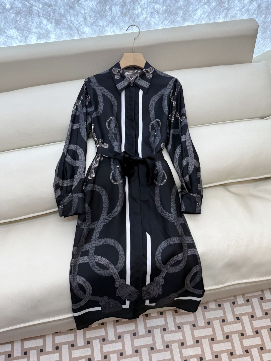 BS993#新款连衣裙💕H家 爱马仕 定位印花 斜纹真丝印花 长袖衬衫款连衣裙 杏色 黑色 36/38/