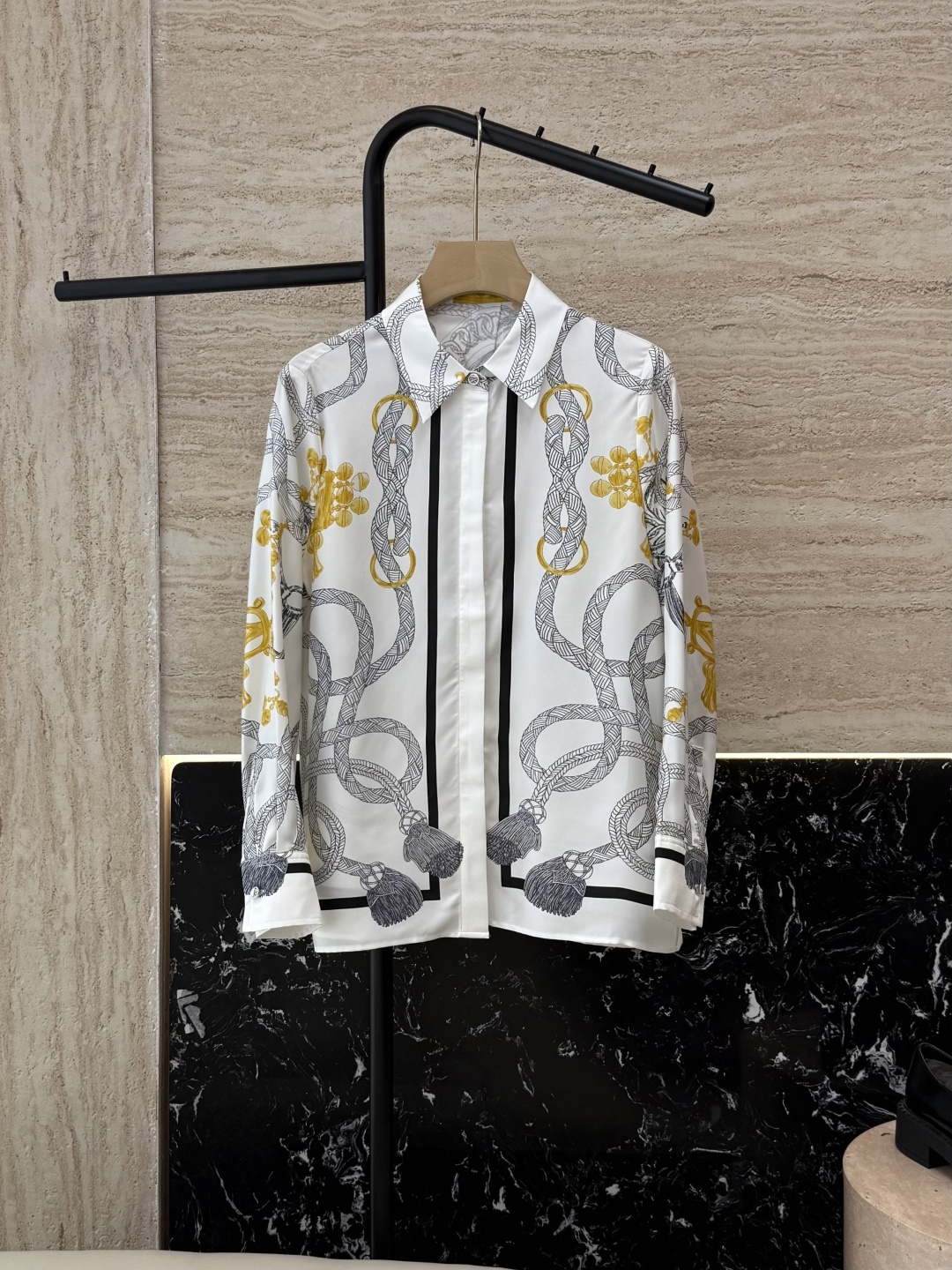 NO:465996,H32566# new shirt P H Home Hermes Positioning Print Twill Silk Print Shirt Off-white Black SMLXL,,hermes,shirts,real silk,alexander wang19860909H32566#新款衬衫P H家 爱马仕 定位印花 斜纹真丝印花 衬衫 米白色 黑色 SMLXL,,hermes,shirts,real silk,alexander wang,Women's clothing