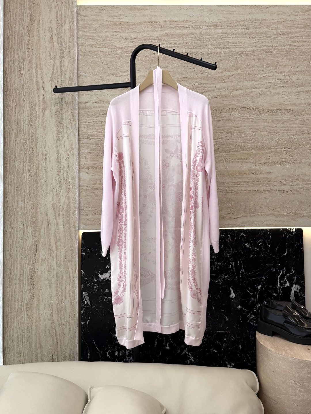 NO:465950,H32560# new wool knit H home Hermes positioning printing Twill silk wool knitted long cardigan black pink yellow green SMLXL,,hermes,real silk,alexander wang19860909H32560#新款羊毛针织 H家爱马仕 定位印花 斜纹真丝拼羊毛针织长开衫 黑色 粉色 黄色 绿色 SMLXL,,hermes,real silk,alexander wang,Women's clothing