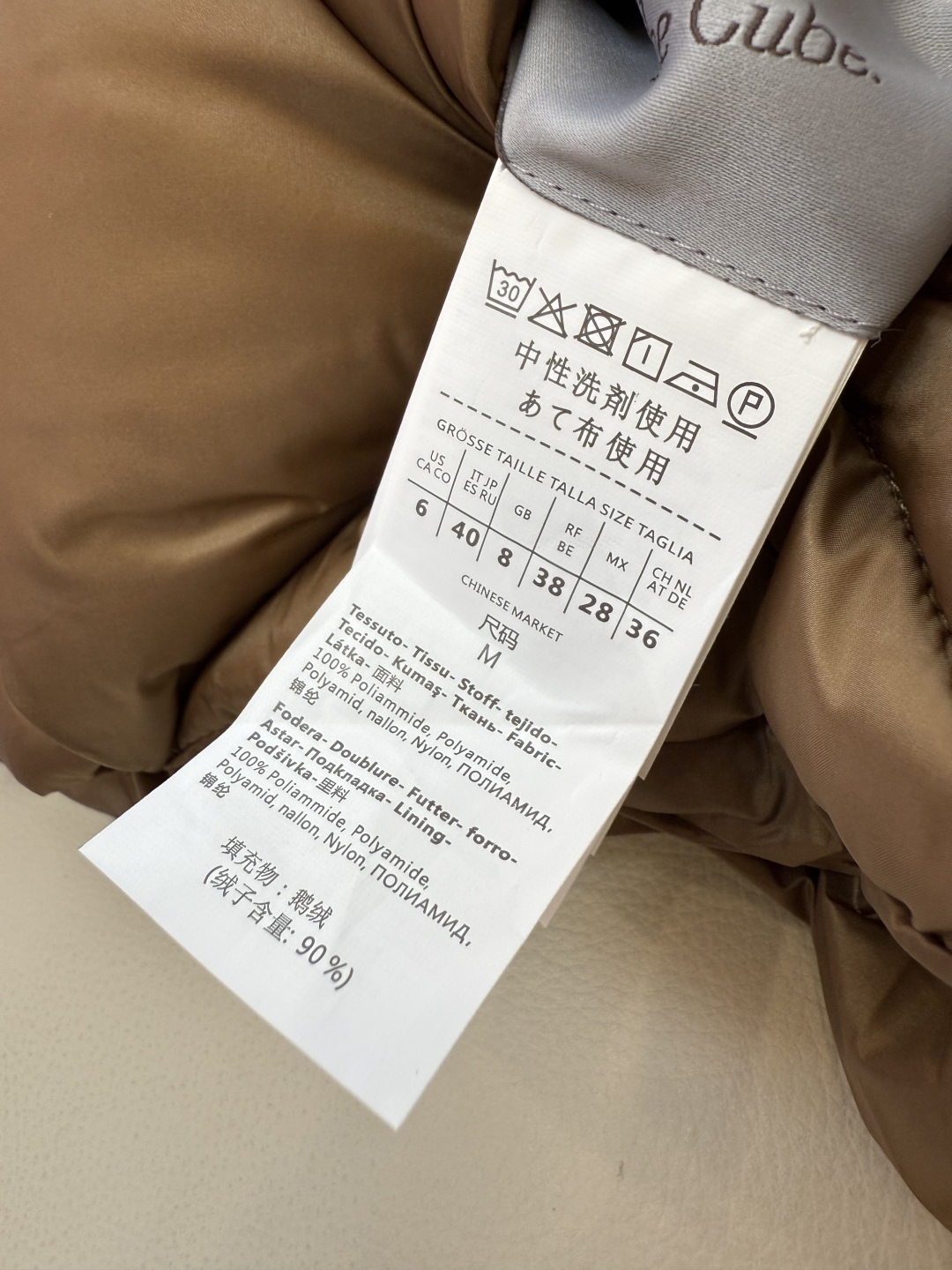 M8522#新款羽绒服⚠️。
Max maxa 菱形格 带帽 90% 白鹅绒 羽绒服 咖色 米白色 黑色