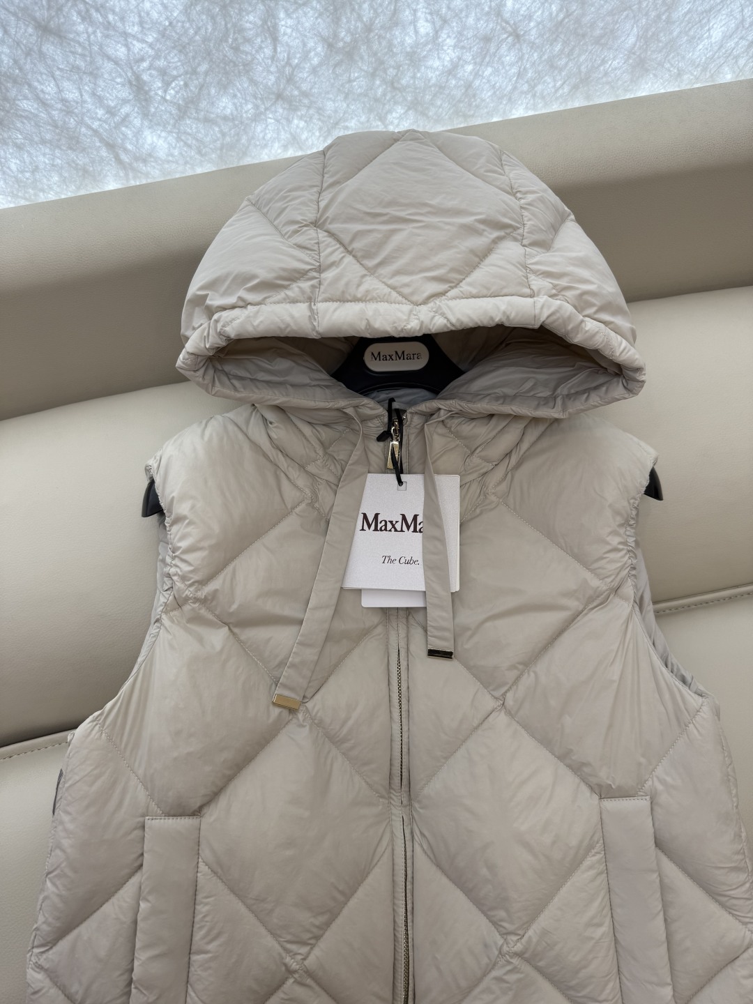 M8522#新款羽绒服⚠️。
Max maxa 菱形格 带帽 90% 白鹅绒 羽绒服 咖色 米白色 黑色