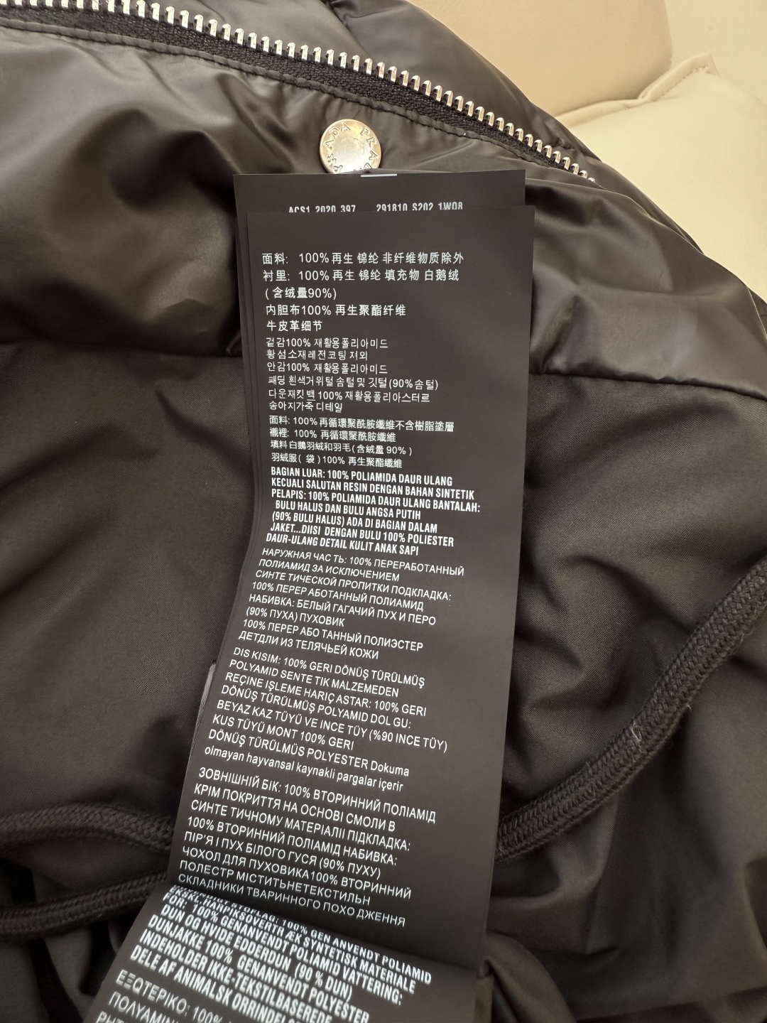 P-8513#新款羽绒服⚠️2025。
PR 菱形格 小翻领 长袖 90% 白鹅绒 羽绒服 黑色 军绿色
