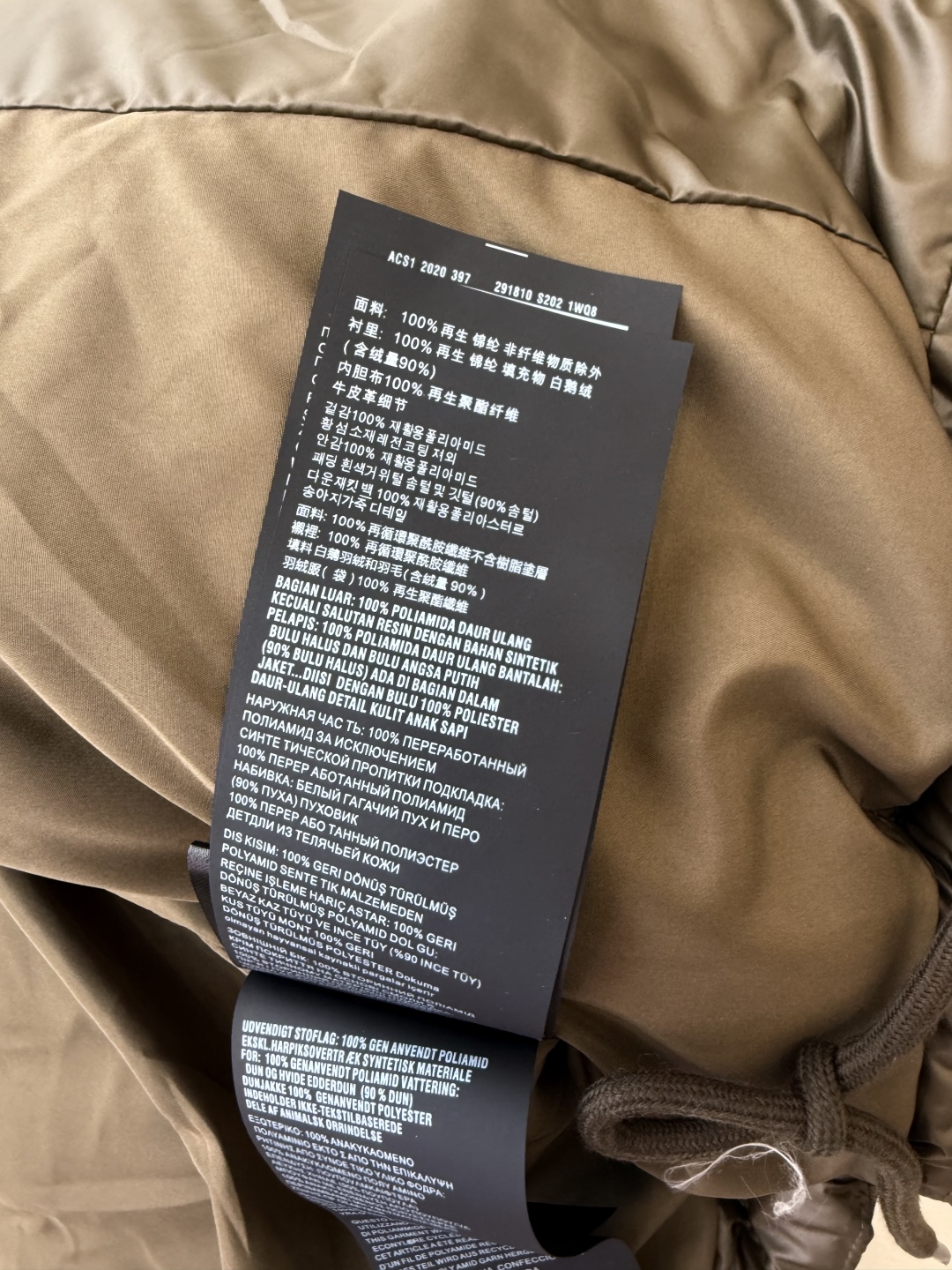 P-8513#新款羽绒服⚠️2025。
PR 菱形格 小翻领 长袖 90% 白鹅绒 羽绒服 黑色 军绿色
