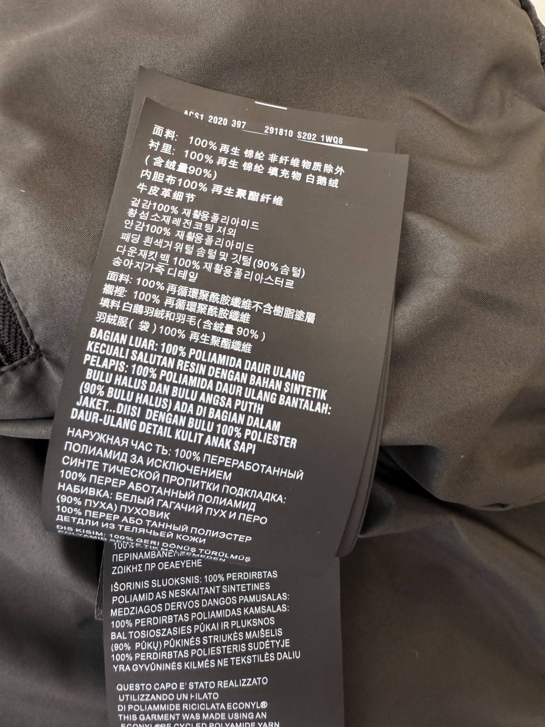 P-8517#新款羽绒服⚠️。
PR三角标 金丝绒 立领拉链款90% 白鹅绒 羽绒服 黑色 米白色 38