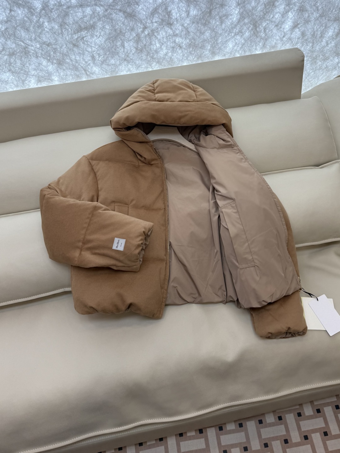 M8523#新款羽绒服⚠️2025。
Max maxa 两面穿 绒面 带帽 90% 白鹅绒 羽绒服 咖色