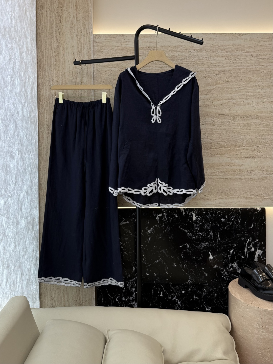 NO:470900,BS979+982# new suit Zimm linen hollow embroidery V-neck tie hat long sleeve top trousers set Navy blue white SMLXL,,ties,hats,alexander wang19860909BS979+982#新款套装 Zimm 亚麻 镂空绣花 V领翻领带帽长袖上衣长裤 套装 藏青色 白色 SMLXL,,ties,hats,alexander wang,Women's clothing