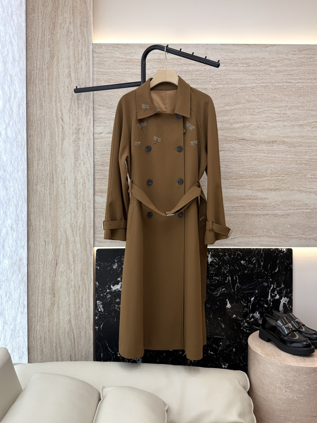 NO:469258,LM24826# new windbreaker Dior dragonfly nail drill double-breasted long windbreaker black caramel color SMLXL,,dior,alexander wang19860909LM24826#新款风衣 Dior 蜻蜓钉钻 双排扣 长款风衣 黑色 焦糖色 SMLXL,,dior,alexander wang,Women's clothing