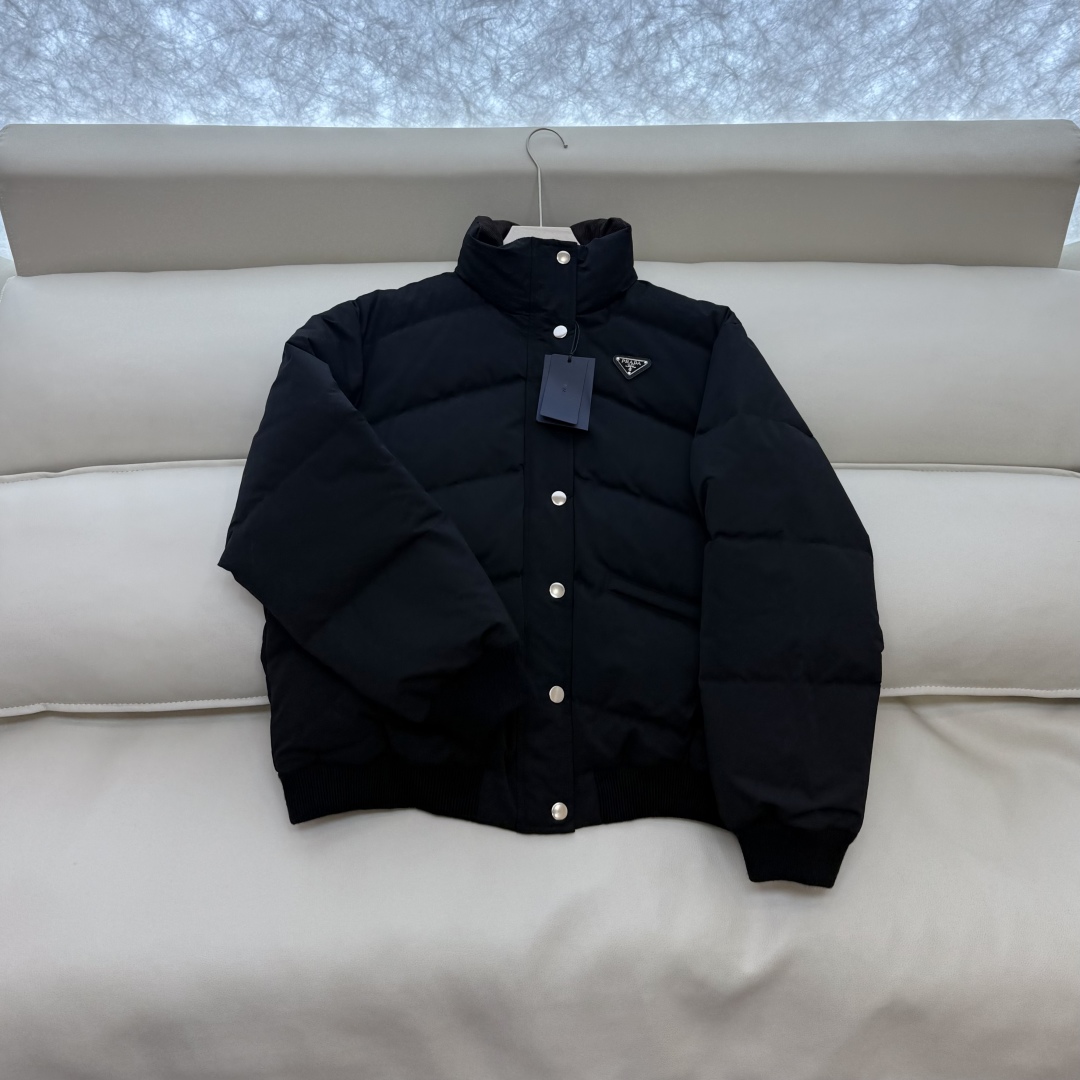 25024#新款羽绒服⚠️2025。
Prada 立领90% 白鸭绒 羽绒服 黑色 36/38/40