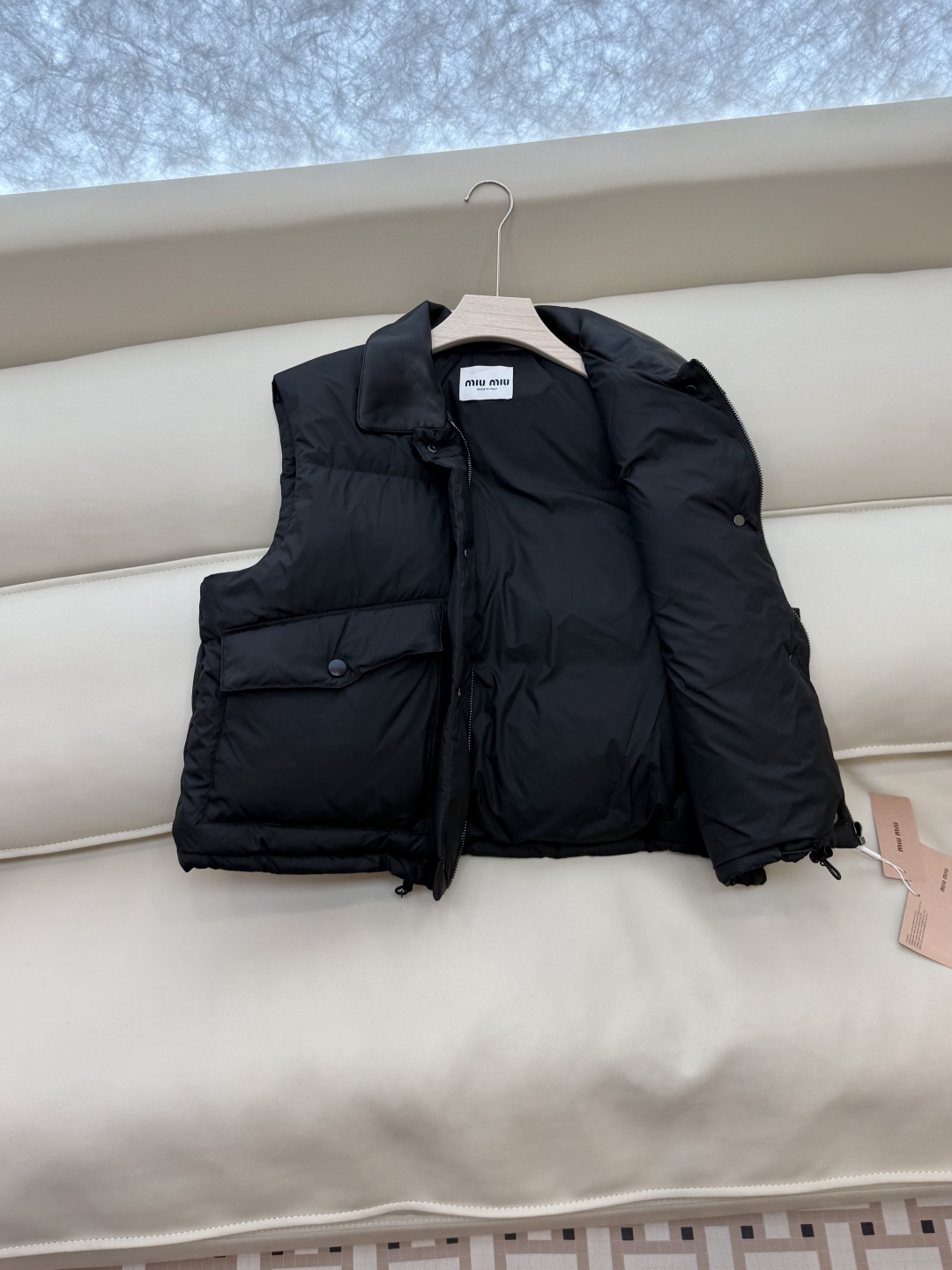 25020#新款羽绒服⚠️。
miu家 爆款90% 白鸭绒羽绒马甲 咖色 黑色 36/38/40