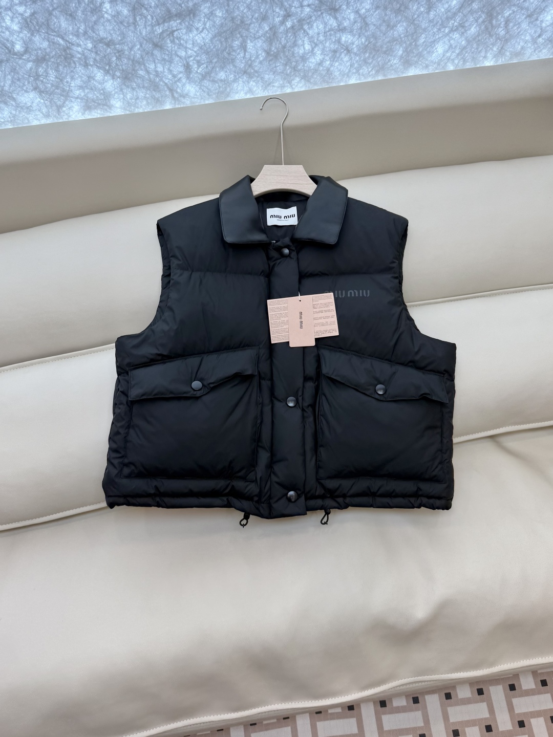 25020#新款羽绒服⚠️。
miu家 爆款90% 白鸭绒羽绒马甲 咖色 黑色 36/38/40