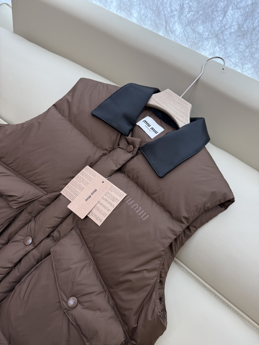 25020#新款羽绒服⚠️。
miu家 爆款90% 白鸭绒羽绒马甲 咖色 黑色 36/38/40