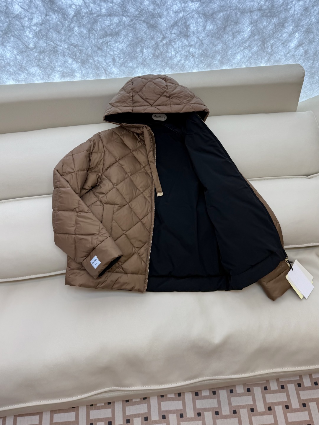 M8526#新款羽绒服⚠️2025。
Max 90% 白鹅绒 菱形格 显瘦 羽绒服 咖色 黑色 米色 S