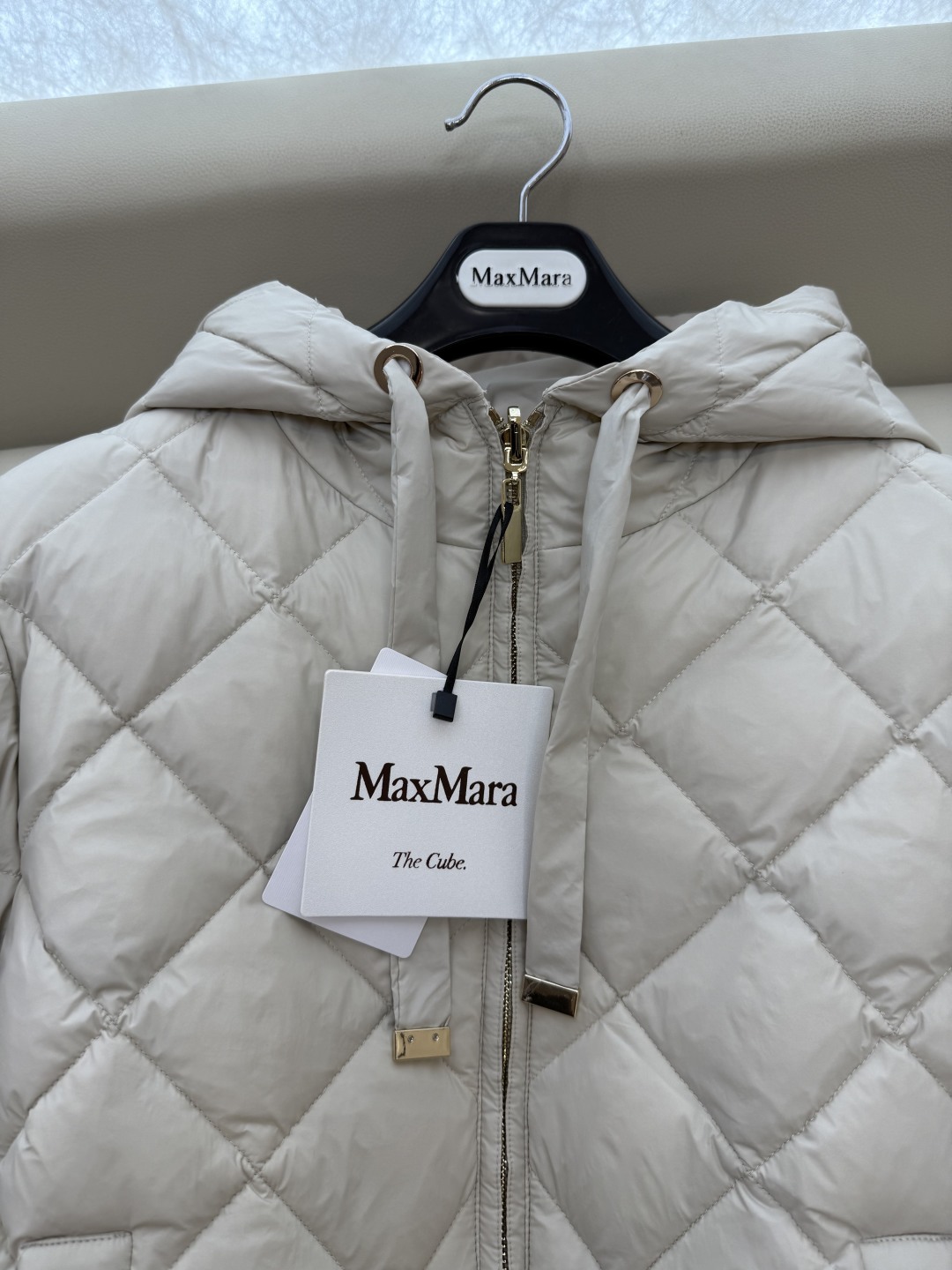 M8526#新款羽绒服⚠️2025。
Max 90% 白鹅绒 菱形格 显瘦 羽绒服 咖色 黑色 米色 S