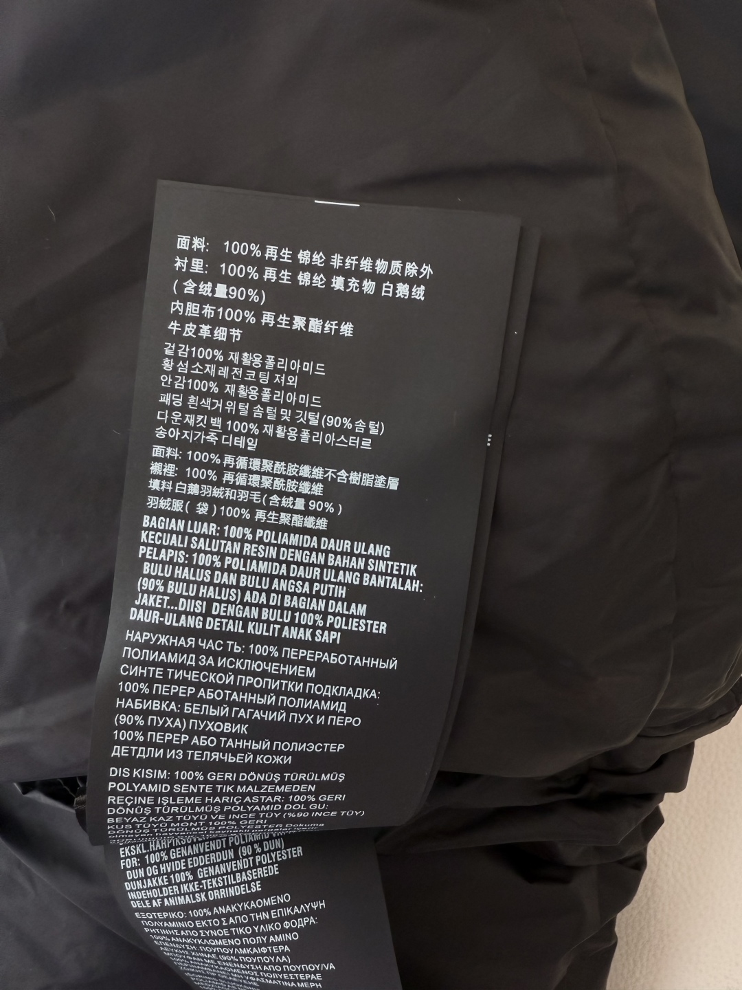 P-8515#新款羽绒服⚠️2025。
Prada 三角标 经典款可拆袖 90%白鹅绒短款 羽绒服 白色