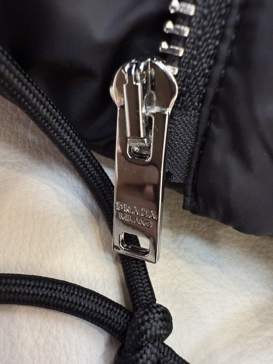 P-8515#新款羽绒服⚠️2025。
Prada 三角标 经典款可拆袖 90%白鹅绒短款 羽绒服 白色