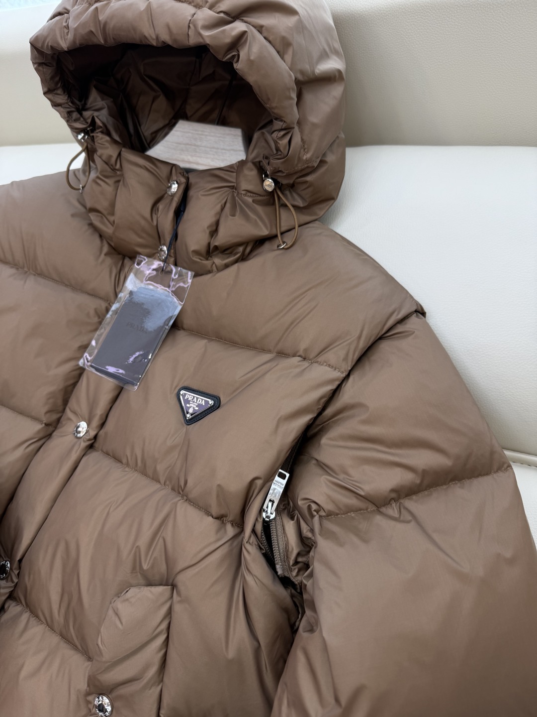 P-8515#新款羽绒服⚠️2025。
Prada 三角标 经典款可拆袖 90%白鹅绒短款 羽绒服 白色
