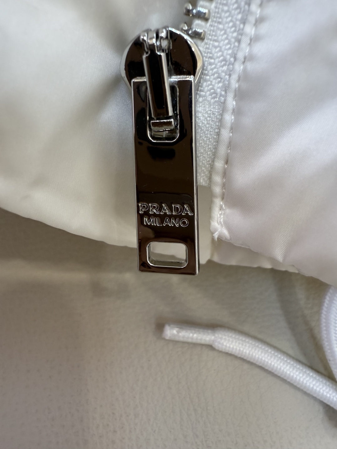 P-8515#新款羽绒服⚠️2025。
Prada 三角标 经典款可拆袖 90%白鹅绒短款 羽绒服 白色