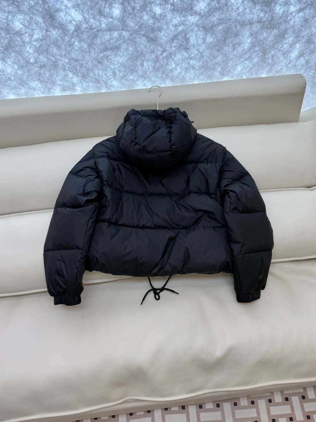 P-8515#新款羽绒服⚠️2025。
Prada 三角标 经典款可拆袖 90%白鹅绒短款 羽绒服 白色