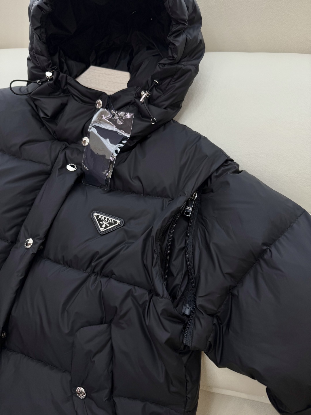 P-8515#新款羽绒服⚠️2025。
Prada 三角标 经典款可拆袖 90%白鹅绒短款 羽绒服 白色