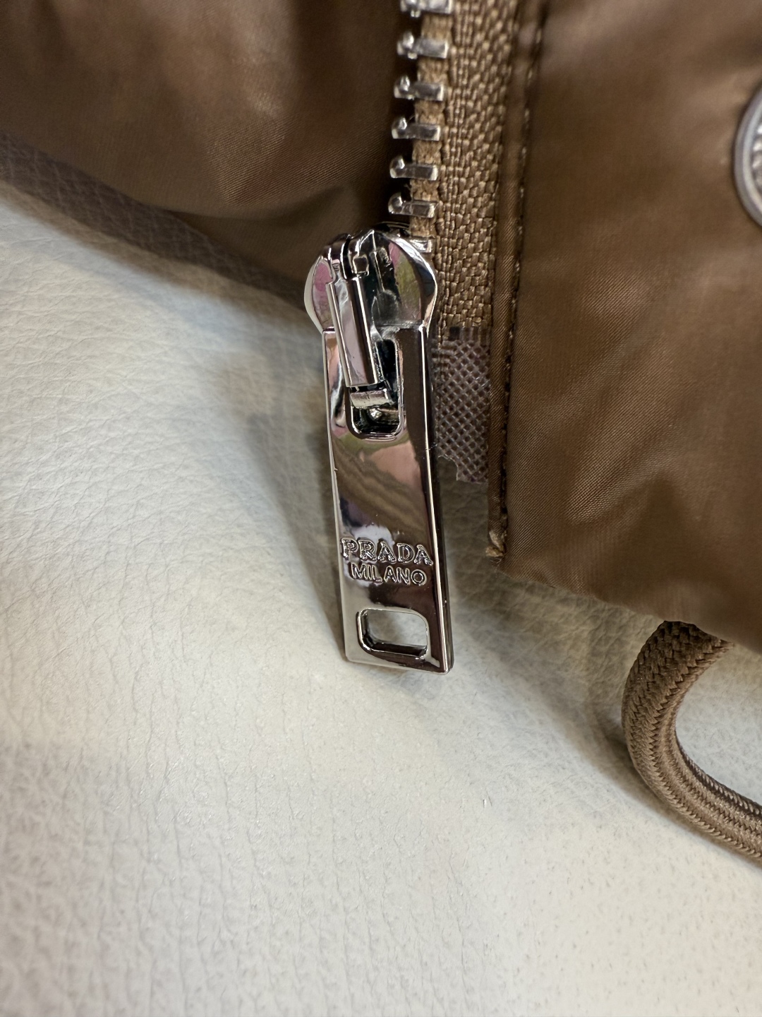 P-8515#新款羽绒服⚠️2025。
Prada 三角标 经典款可拆袖 90%白鹅绒短款 羽绒服 白色