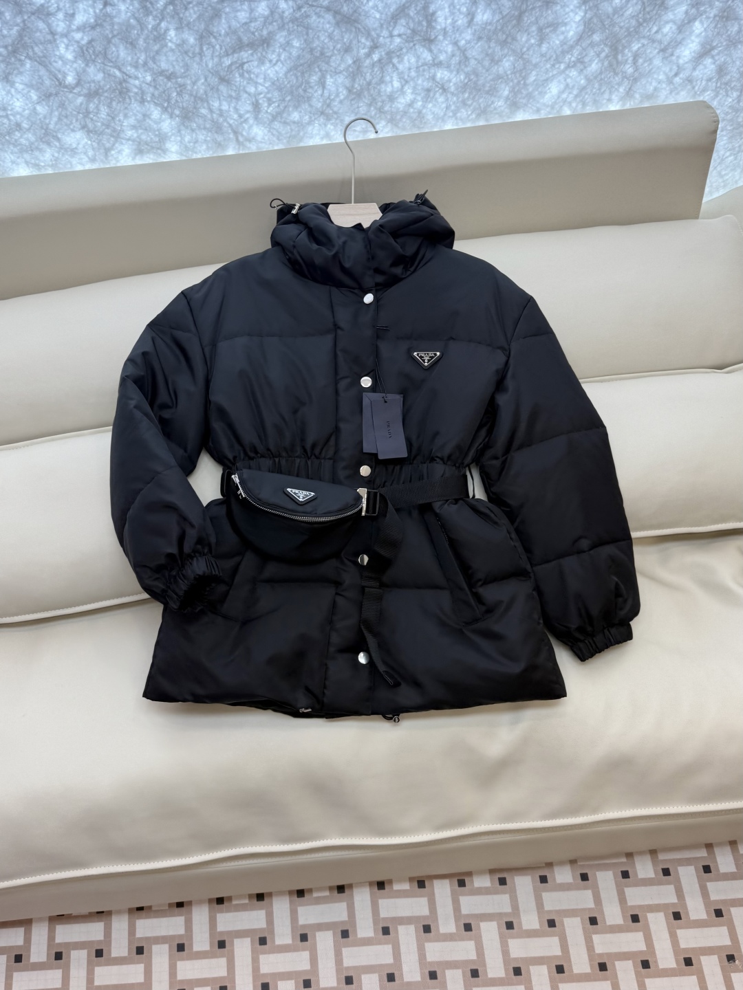 25022#新款羽绒服⚠️2025。
Prada 三角包 最新款原版原标 90% 白鸭绒 尼龙料 收腰羽