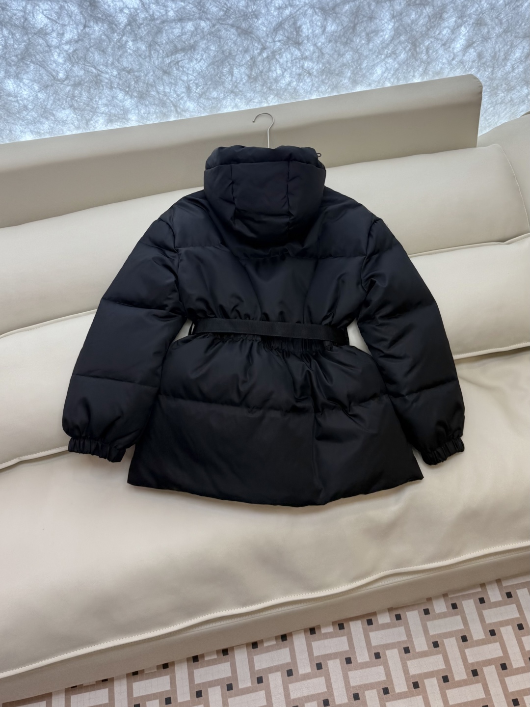 25022#新款羽绒服⚠️2025。
Prada 三角包 最新款原版原标 90% 白鸭绒 尼龙料 收腰羽