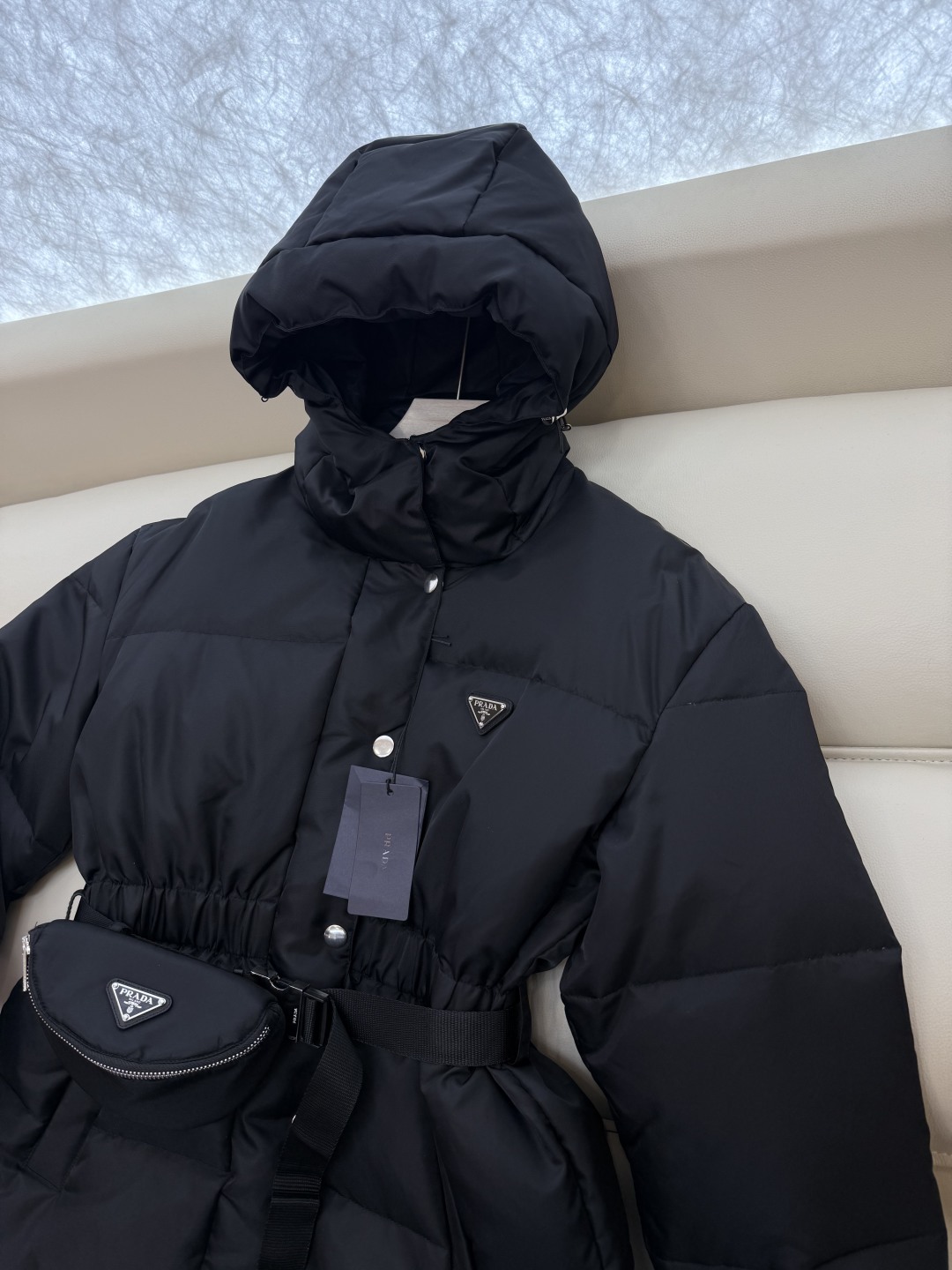 25022#新款羽绒服⚠️2025。
Prada 三角包 最新款原版原标 90% 白鸭绒 尼龙料 收腰羽