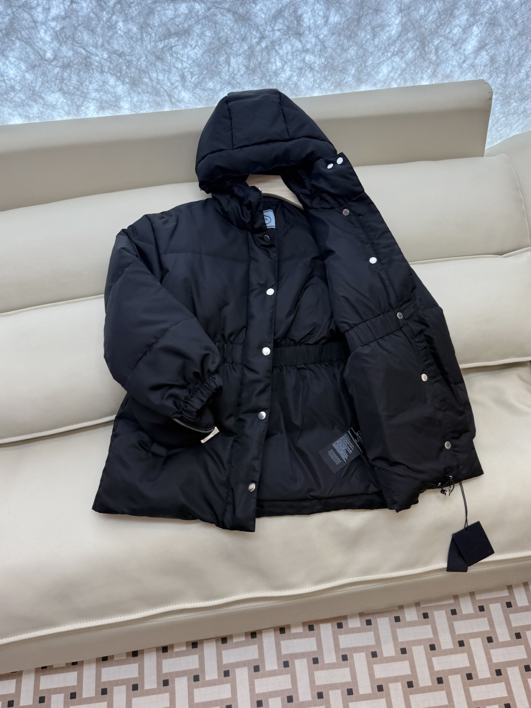 25022#新款羽绒服⚠️2025。
Prada 三角包 最新款原版原标 90% 白鸭绒 尼龙料 收腰羽
