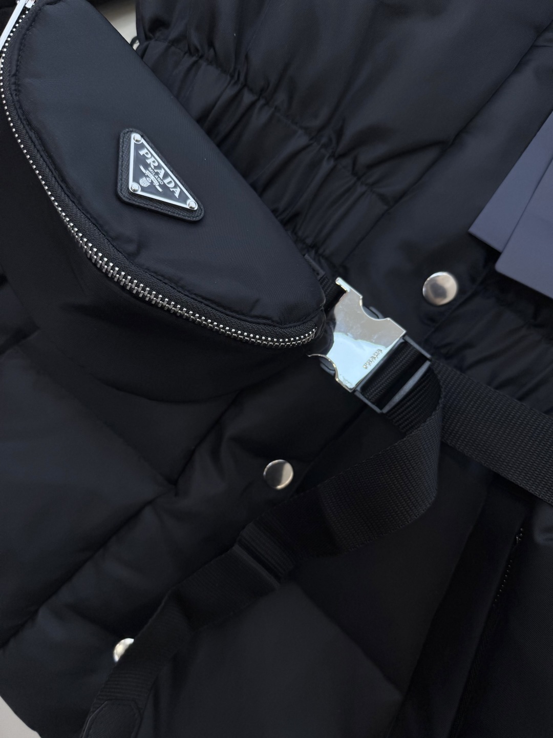 25022#新款羽绒服⚠️2025。
Prada 三角包 最新款原版原标 90% 白鸭绒 尼龙料 收腰羽