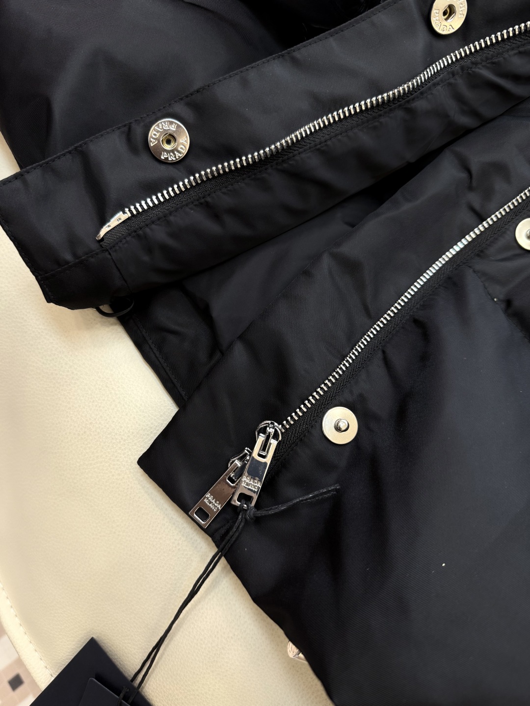 25022#新款羽绒服⚠️2025。
Prada 三角包 最新款原版原标 90% 白鸭绒 尼龙料 收腰羽