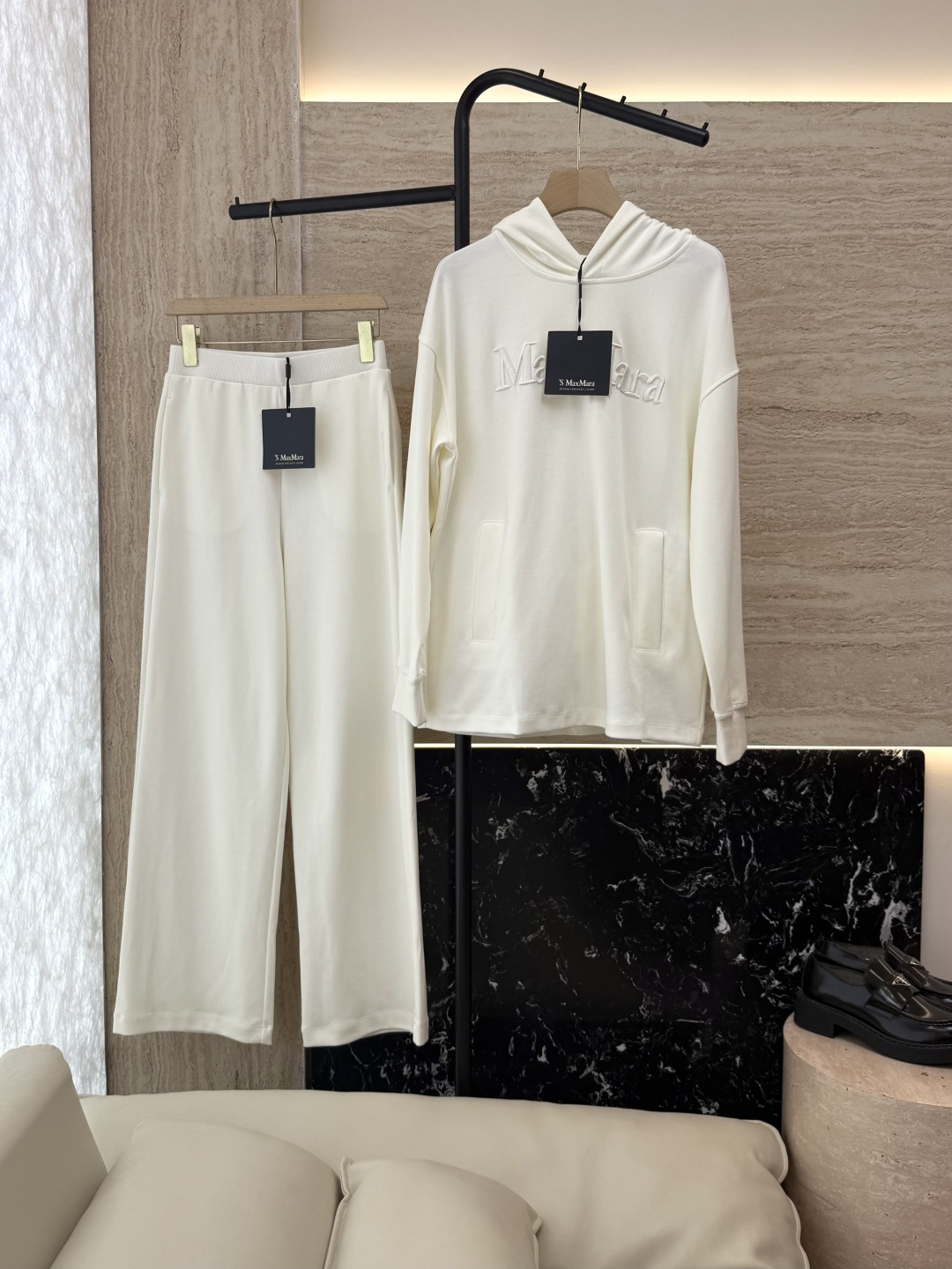 NO:473083,YO025# new set max top copy 1:1 version high-end custom version embroidery logo sports and casual set camel white SMLXL,,alexander wang19860909YO025#新款套装 max 顶级复制 1:1 版 高端定制版 刺绣logo 运动休闲套装 驼色 白色 SMLXL,,alexander wang,Women's clothing