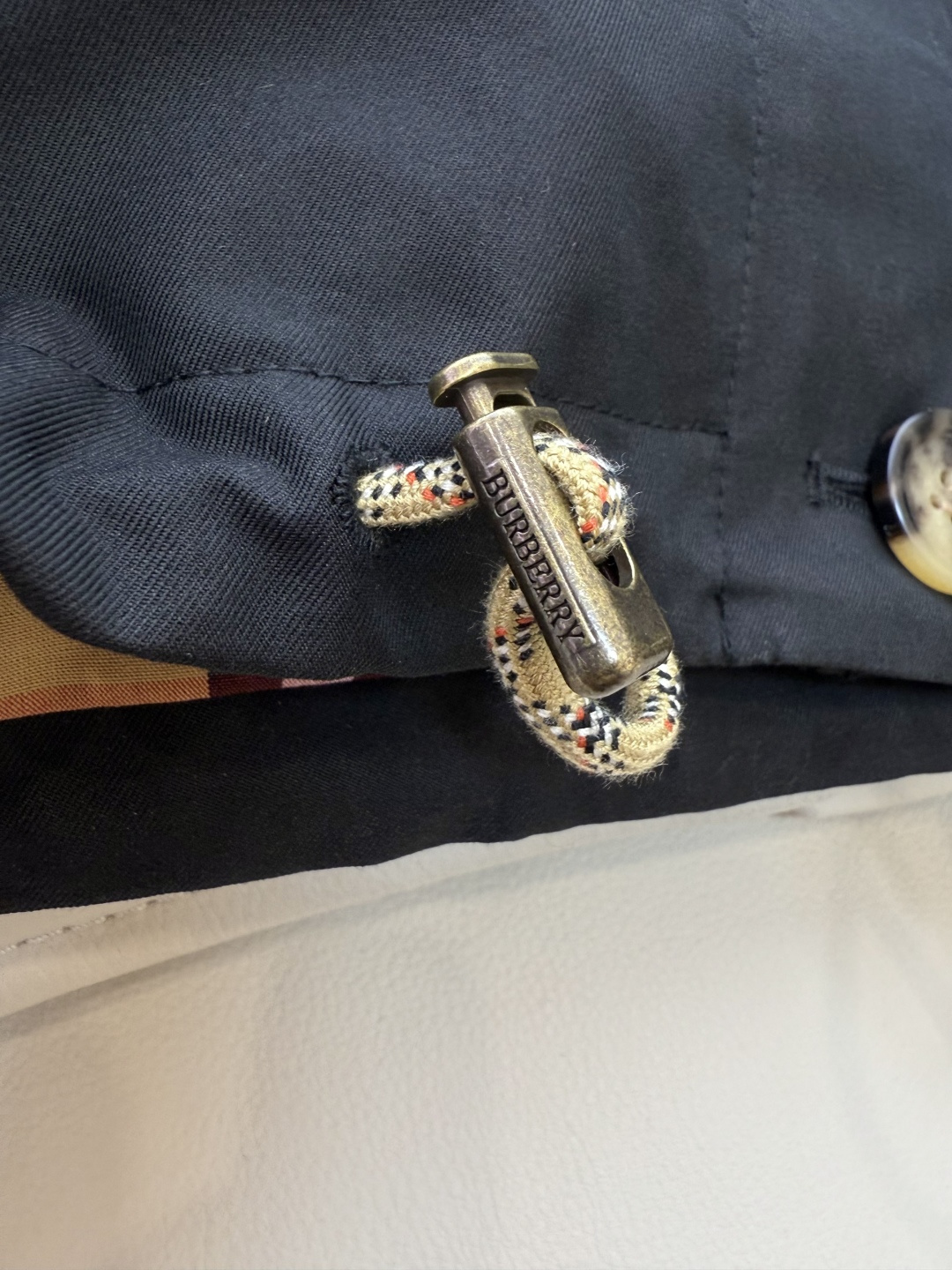 LF019#新款外套⚠️。
Bur 巴宝莉 双排扣最新款短款夹克 风衣 两色 SMLXL