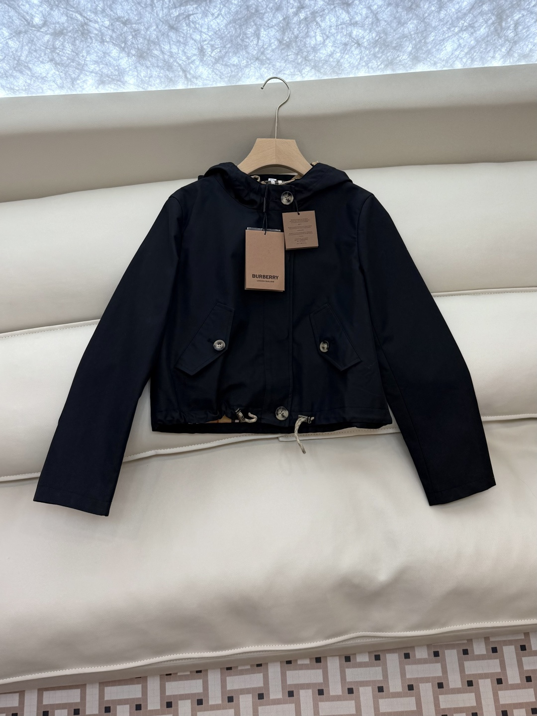 LF019#新款外套⚠️。
Bur 巴宝莉 双排扣最新款短款夹克 风衣 两色 SMLXL