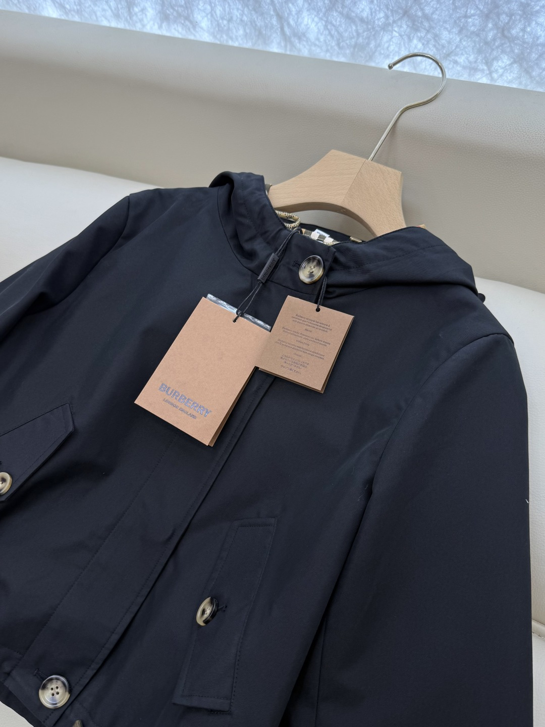 LF019#新款外套⚠️。
Bur 巴宝莉 双排扣最新款短款夹克 风衣 两色 SMLXL