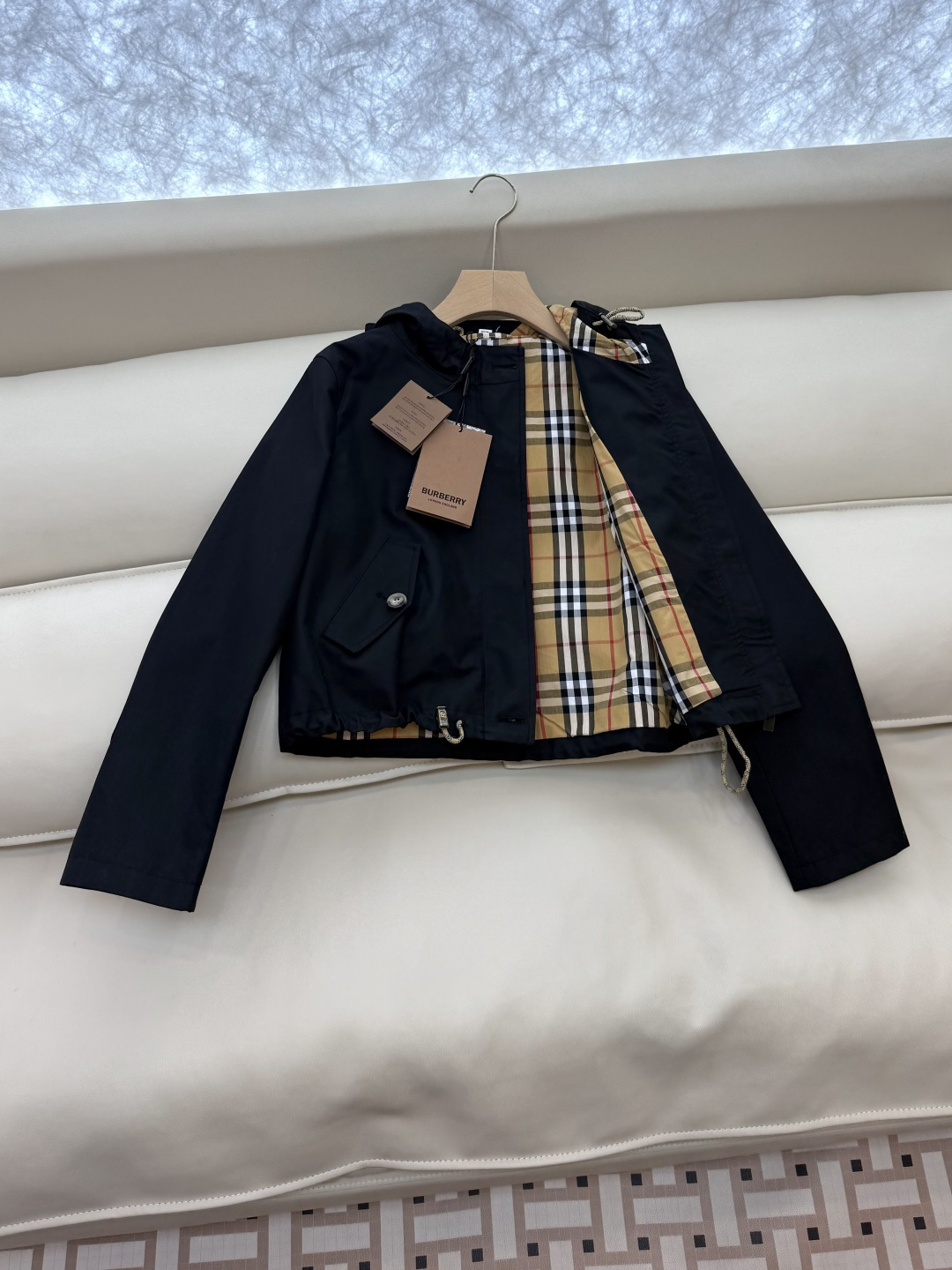 LF019#新款外套⚠️。
Bur 巴宝莉 双排扣最新款短款夹克 风衣 两色 SMLXL