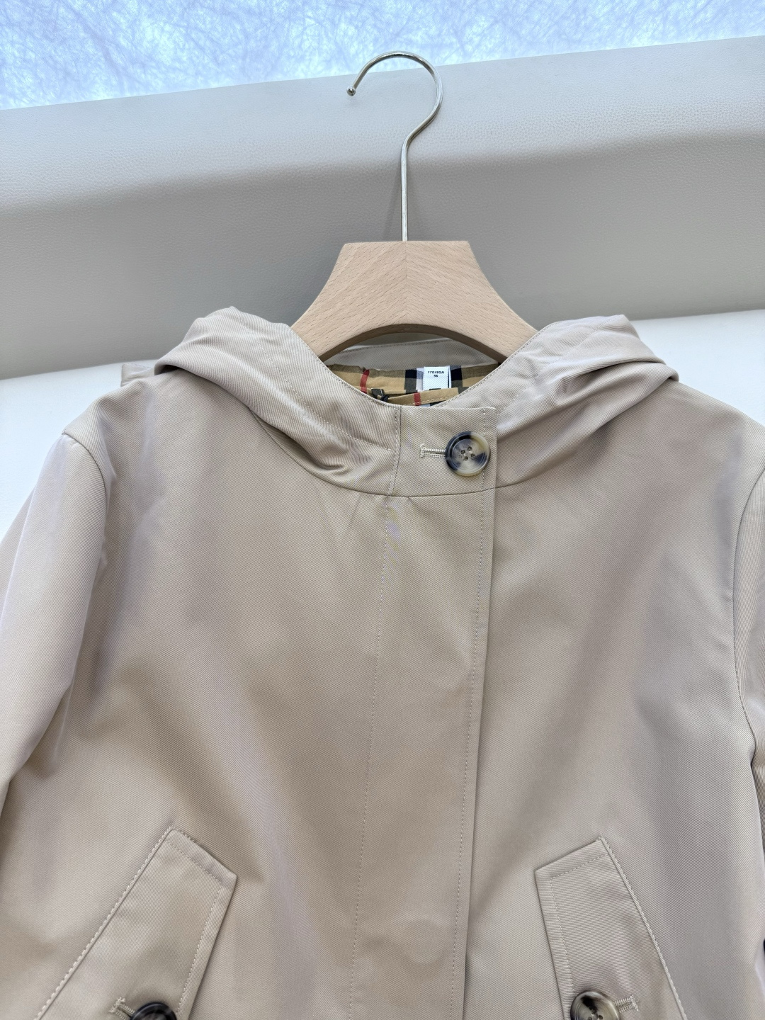 LF019#新款外套⚠️。
Bur 巴宝莉 双排扣最新款短款夹克 风衣 两色 SMLXL