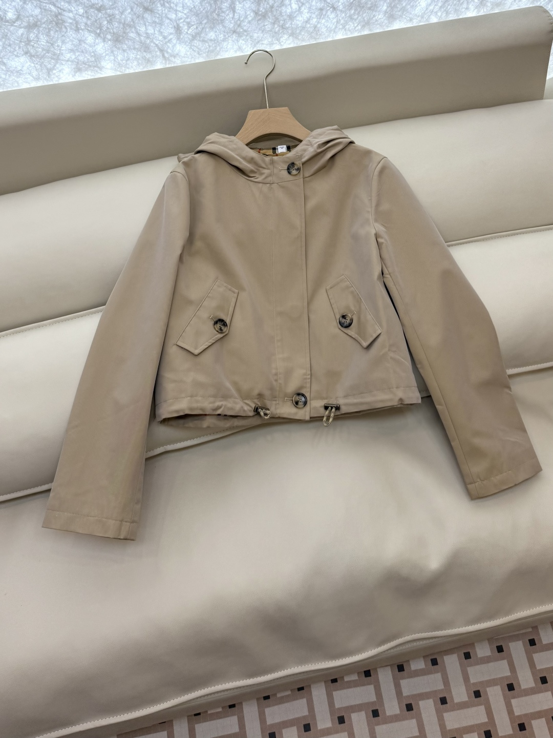 LF019#新款外套⚠️。
Bur 巴宝莉 双排扣最新款短款夹克 风衣 两色 SMLXL