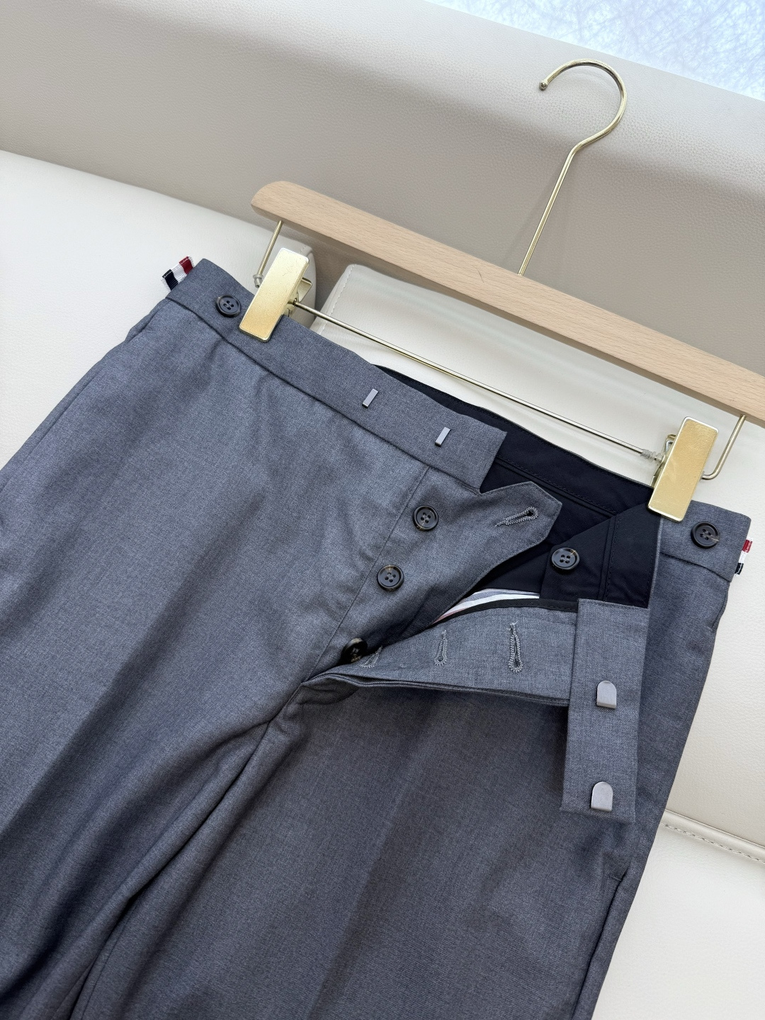 KTB6001#新款裤子⚠️。
TB 顶级货 100%羊毛 裤脚织带 西装长裤 灰色 黑色 0-1-2-