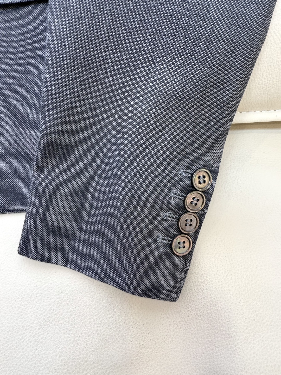 XTB004#新款外套⚠️。
TB 顶级货 100%羊毛 四道杠 西装外套 灰色 （牛角扣/贝母扣 0-