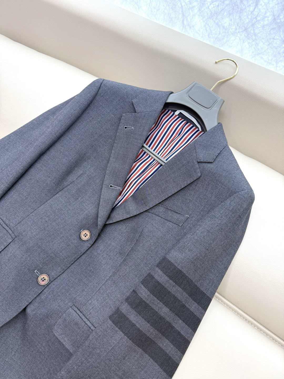 XTB004#新款外套⚠️。
TB 顶级货 100%羊毛 四道杠 西装外套 灰色 （牛角扣/贝母扣 0-