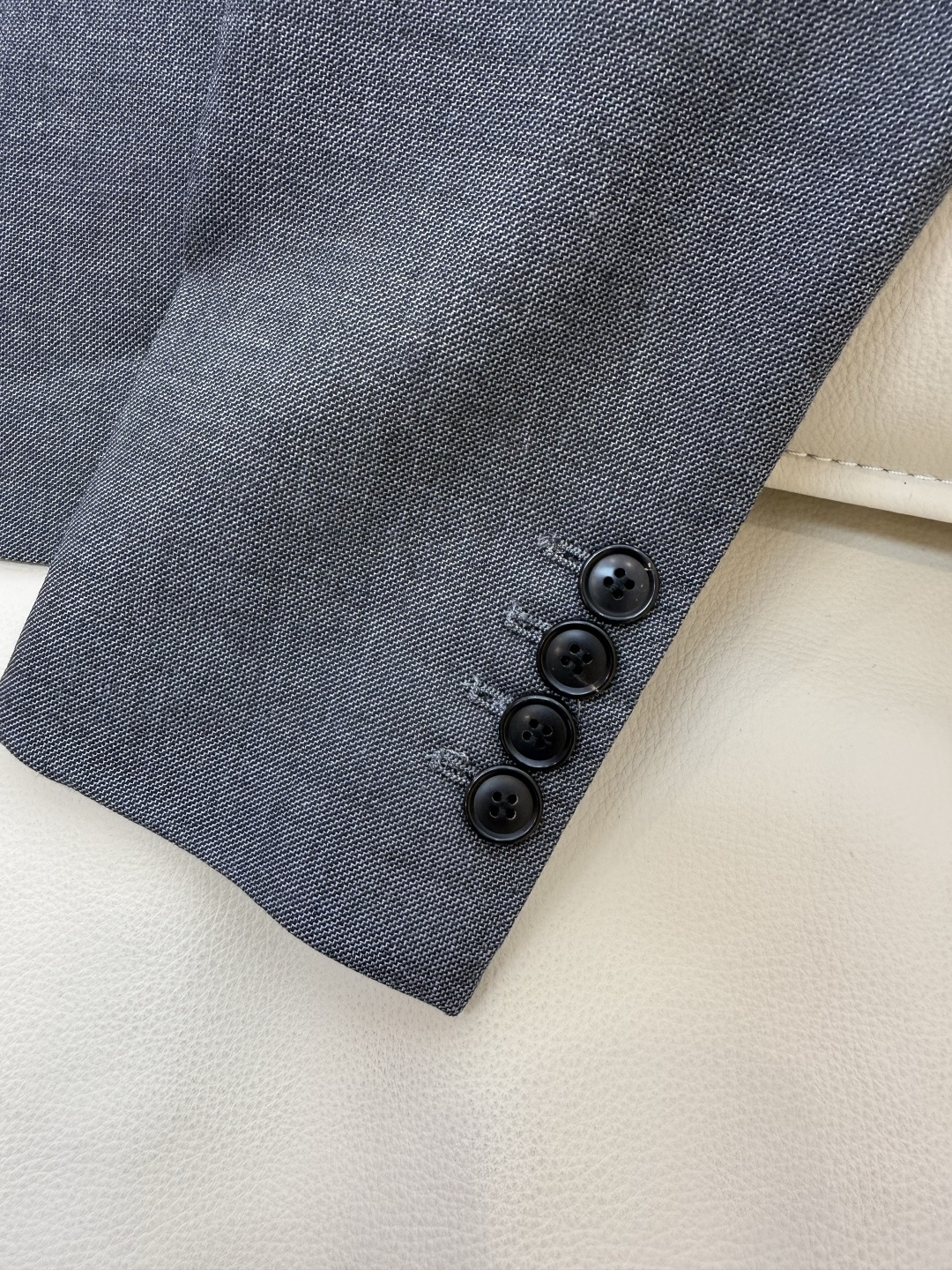 XTB004#新款外套⚠️。
TB 顶级货 100%羊毛 四道杠 西装外套 灰色 （牛角扣/贝母扣 0-