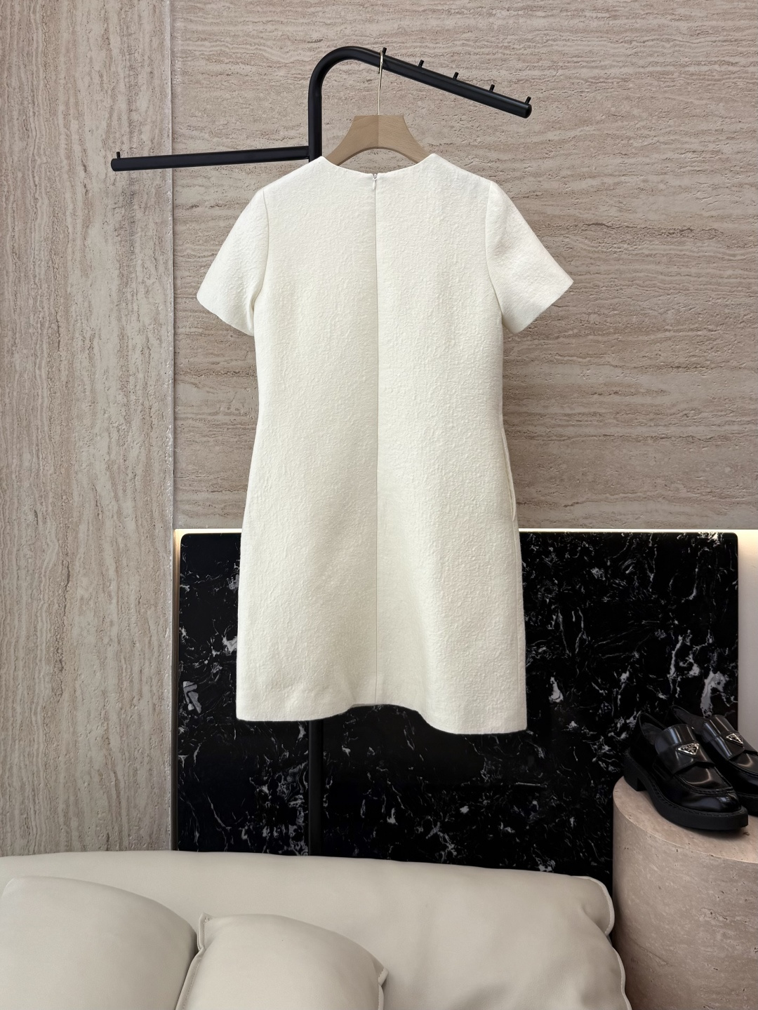 YML043#新款连衣裙⚠️。
超级重工丝毛12%真丝 88% 羊毛 全手工钉珠 短袖连衣裙 黑色 奶白