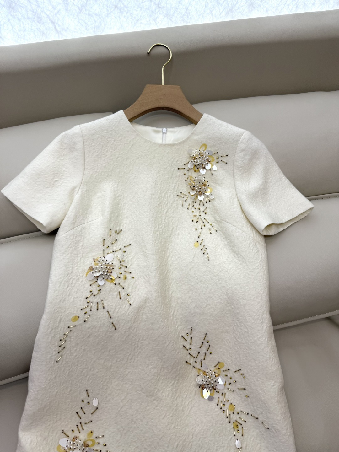 YML043#新款连衣裙⚠️。
超级重工丝毛12%真丝 88% 羊毛 全手工钉珠 短袖连衣裙 黑色 奶白