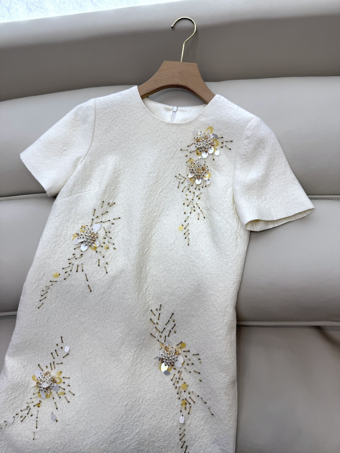 YML043#新款连衣裙⚠️。
超级重工丝毛12%真丝 88% 羊毛 全手工钉珠 短袖连衣裙 黑色 奶白