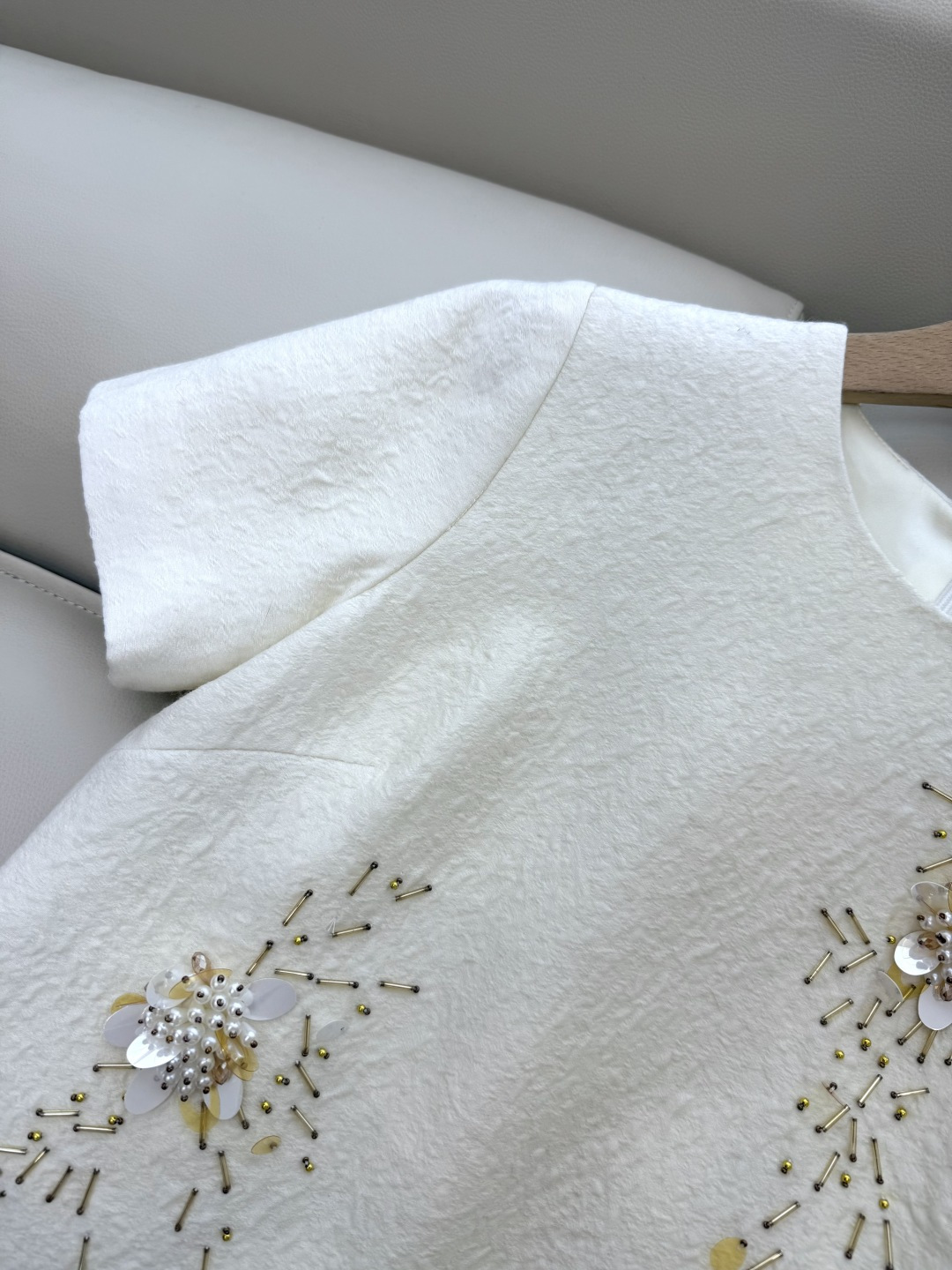 YML043#新款连衣裙⚠️。
超级重工丝毛12%真丝 88% 羊毛 全手工钉珠 短袖连衣裙 黑色 奶白