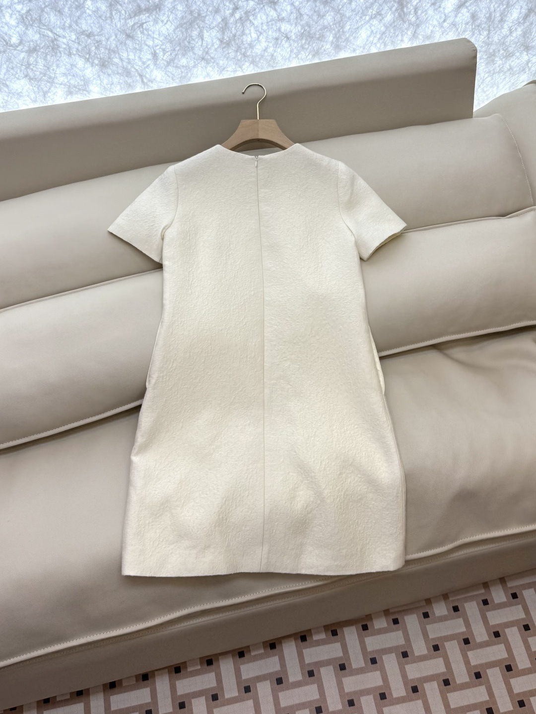 YML043#新款连衣裙⚠️。
超级重工丝毛12%真丝 88% 羊毛 全手工钉珠 短袖连衣裙 黑色 奶白