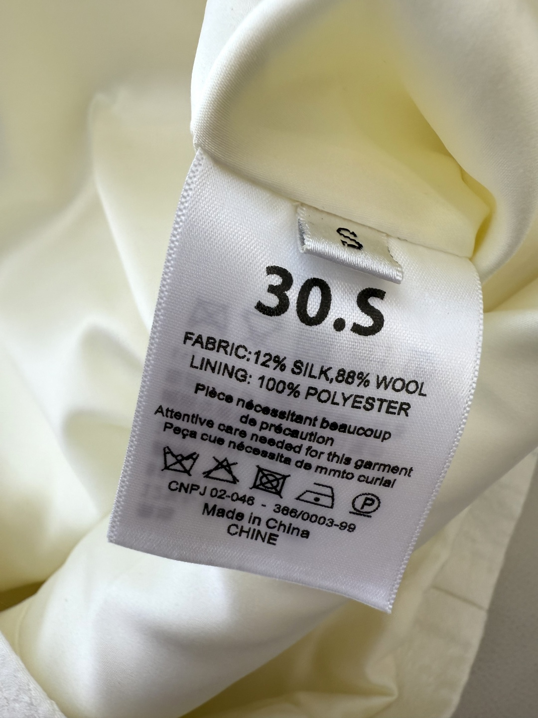 YML043#新款连衣裙⚠️。
超级重工丝毛12%真丝 88% 羊毛 全手工钉珠 短袖连衣裙 黑色 奶白