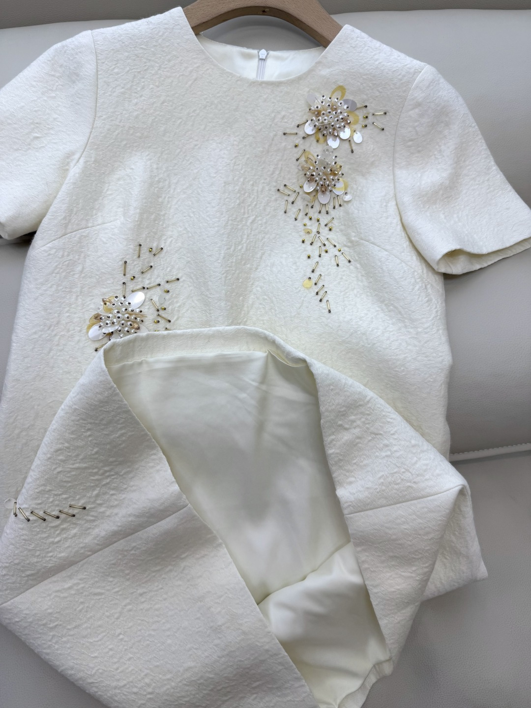 YML043#新款连衣裙⚠️。
超级重工丝毛12%真丝 88% 羊毛 全手工钉珠 短袖连衣裙 黑色 奶白